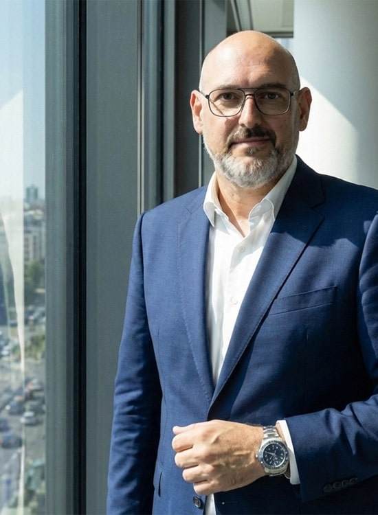 Chema González, CEO y fundador de El Método 360, consultor de hostelería, con traje azul junto a un ventanal