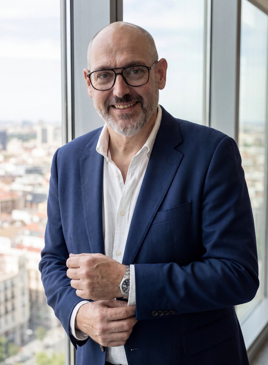 Chema González, consultor de hostelería y CEO de El Método 360, con americana azul junto a un ventanal en Madrid
